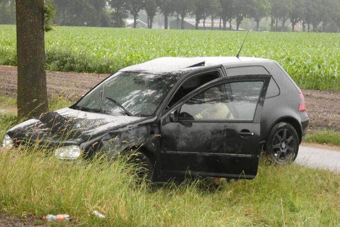 Auto vliegt in brand na botsing tegen boom