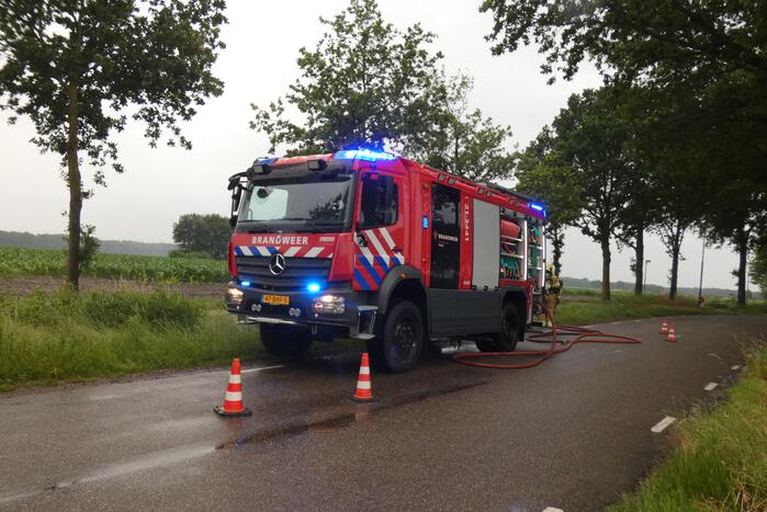 Auto vliegt in brand na botsing tegen boom