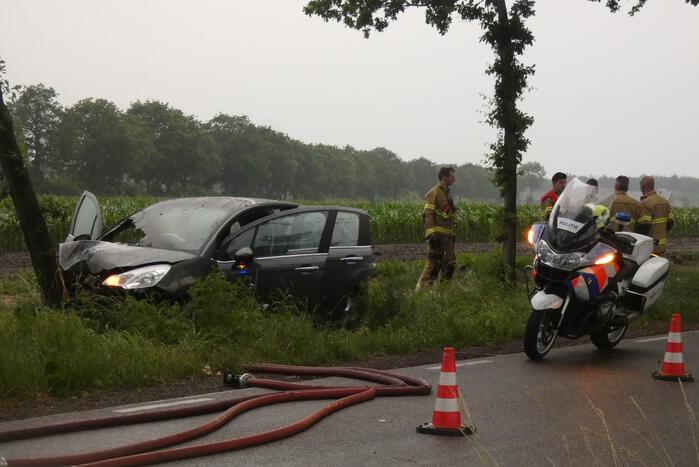 Auto vliegt in brand na botsing tegen boom