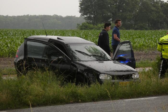 Auto vliegt in brand na botsing tegen boom