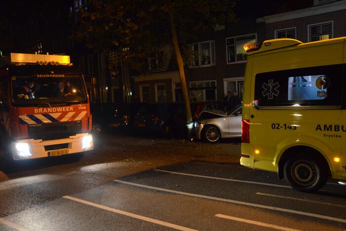 Persoon gewond door botsing tegen boom