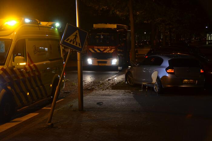 Persoon gewond door botsing tegen boom