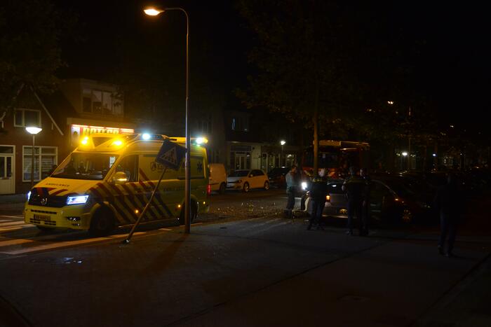 Persoon gewond door botsing tegen boom