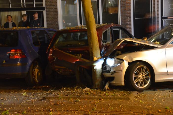 Persoon gewond door botsing tegen boom