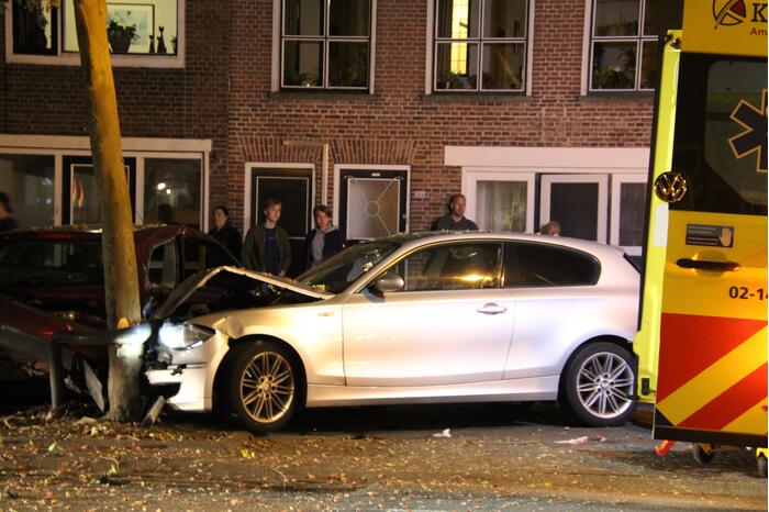 Persoon gewond door botsing tegen boom