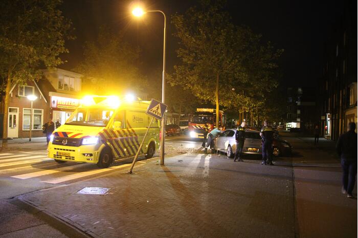 Persoon gewond door botsing tegen boom