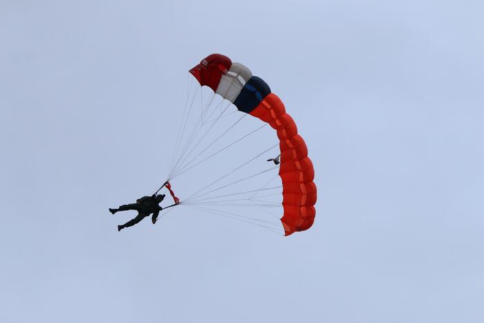 Parachutisten landen met vlag veteranendag op Malieveld