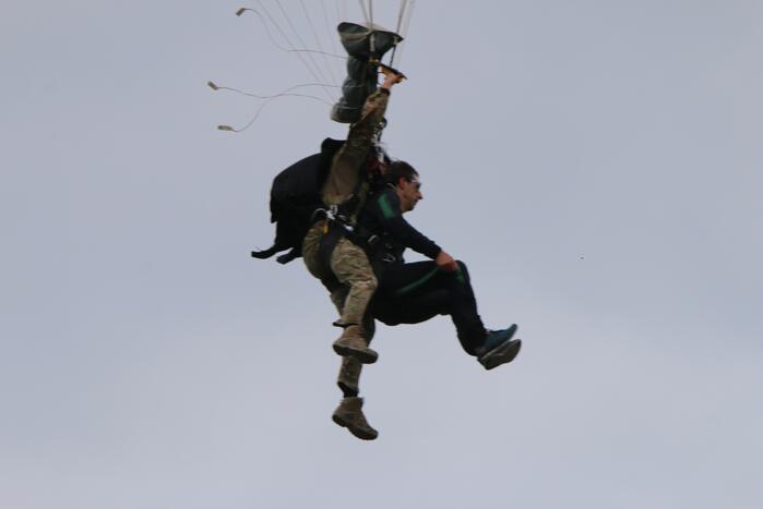 Parachutisten landen met vlag veteranendag op Malieveld