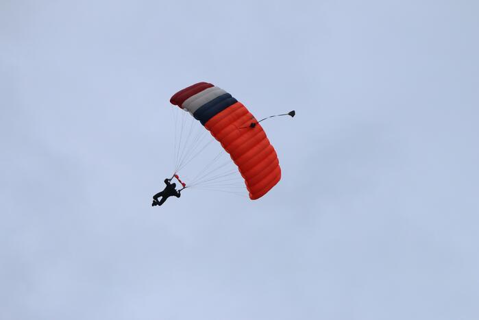 Parachutisten landen met vlag veteranendag op Malieveld
