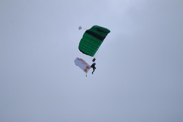 Parachutisten landen met vlag veteranendag op Malieveld