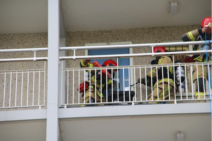 Deur flatwoning geforceerd voor pan op het vuur