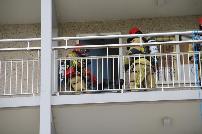 Deur flatwoning geforceerd voor pan op het vuur