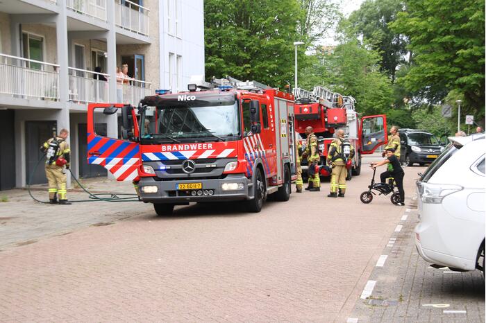 Deur flatwoning geforceerd voor pan op het vuur
