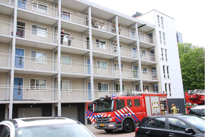 Deur flatwoning geforceerd voor pan op het vuur