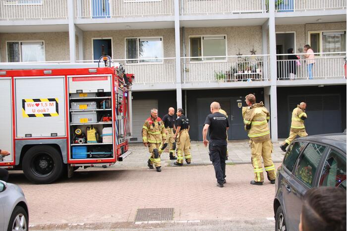 Deur flatwoning geforceerd voor pan op het vuur