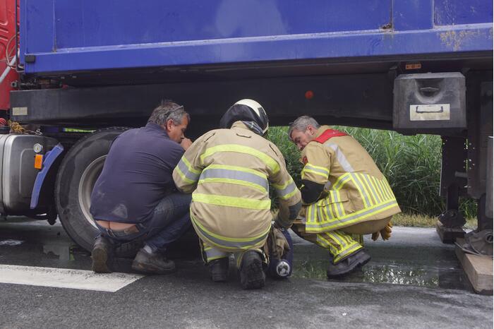 Vrachtwagen komt met pech te staan door brand