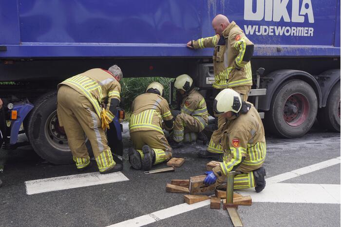 Vrachtwagen komt met pech te staan door brand