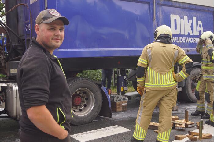 Vrachtwagen komt met pech te staan door brand