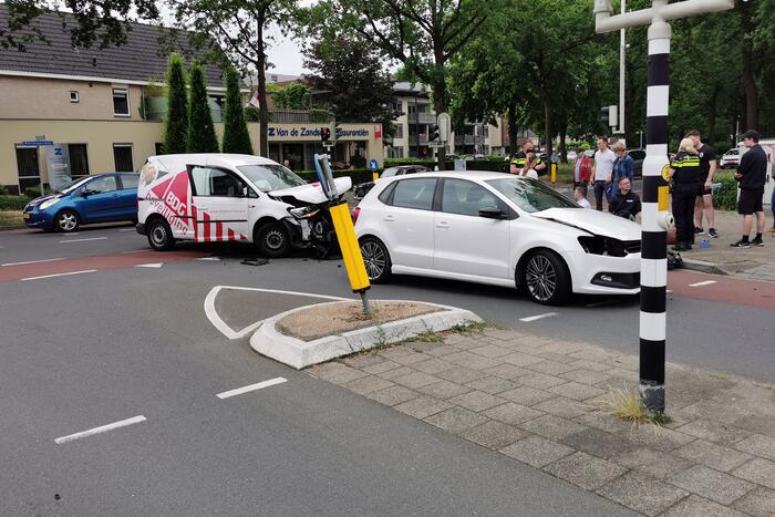 Bestelwagen en personenauto botsen op kruising