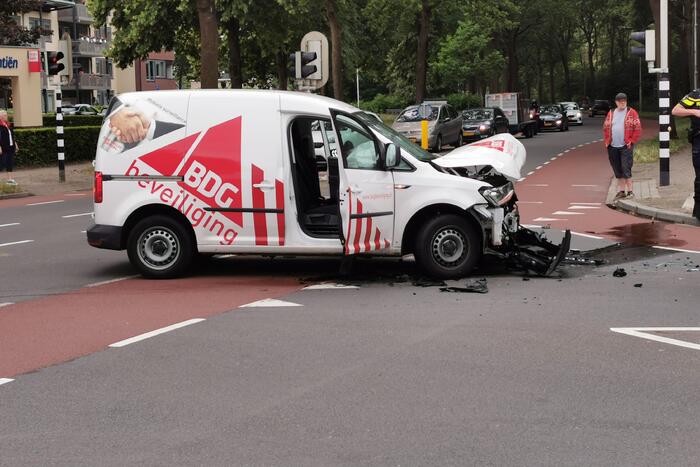 Bestelwagen en personenauto botsen op kruising
