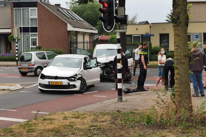 Bestelwagen en personenauto botsen op kruising