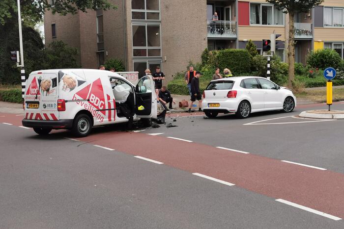 Bestelwagen en personenauto botsen op kruising