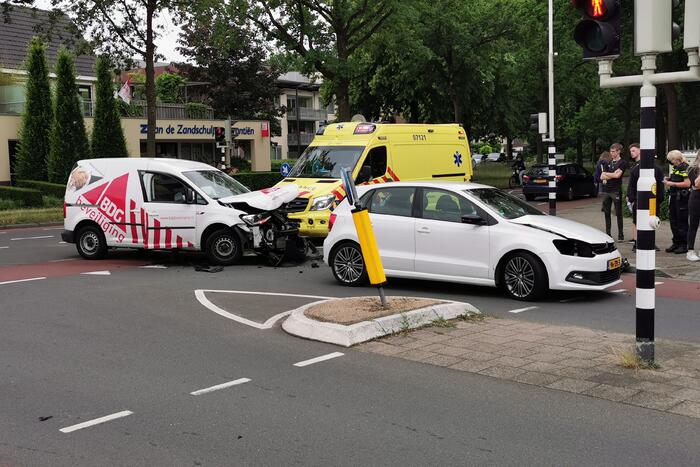 Bestelwagen en personenauto botsen op kruising