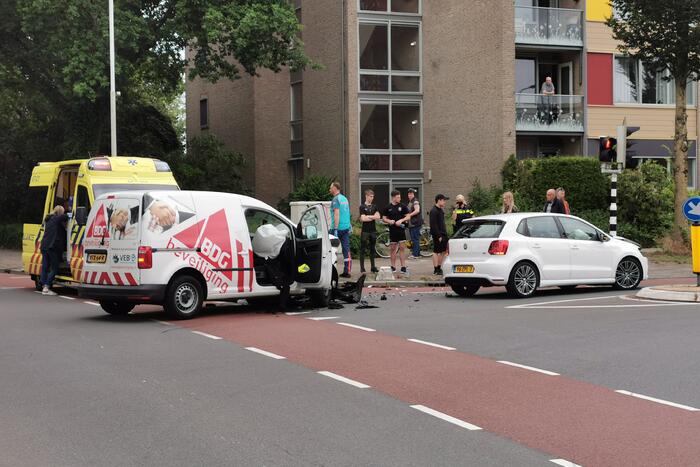 Bestelwagen en personenauto botsen op kruising