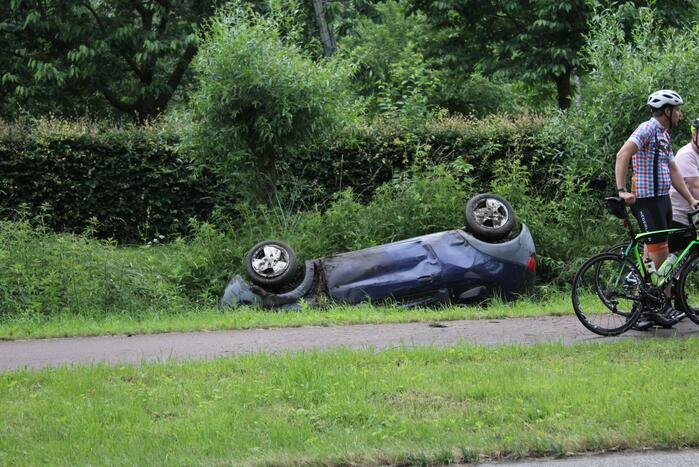 Auto op zijn kop in de sloot
