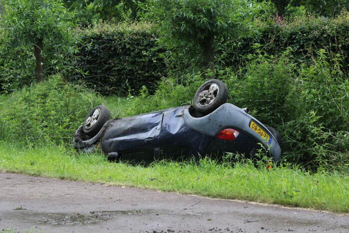 Auto op zijn kop in de sloot