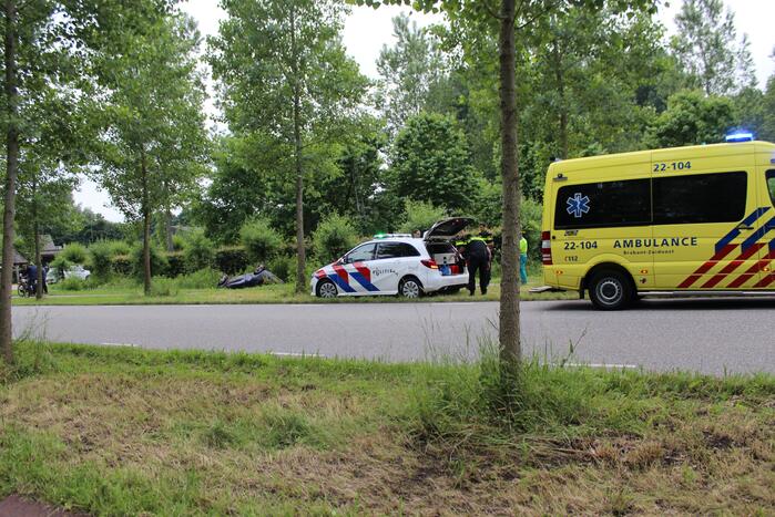 Auto op zijn kop in de sloot