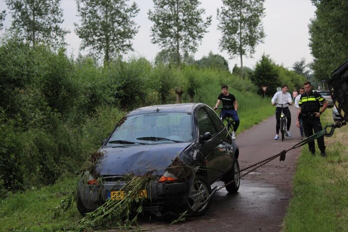 Auto op zijn kop in de sloot