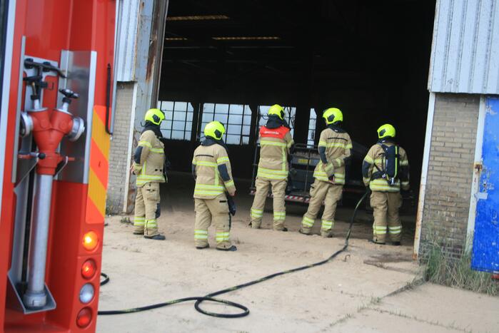 Zaagsel in brand in leegstaande loods