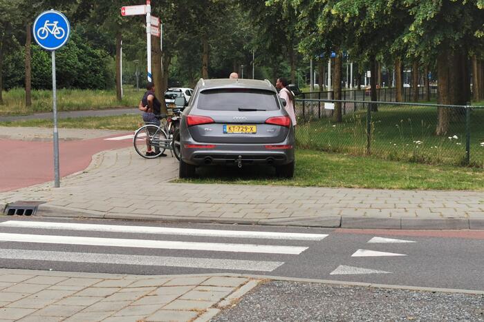 Auto en fietser botsen tegen elkaar op rotonde