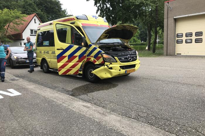 Ambulance betrokken bij botsing
