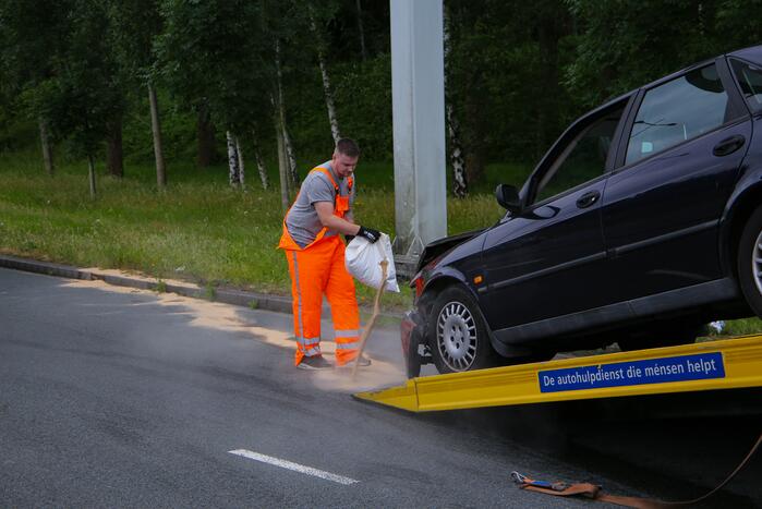 Auto vliegt uit de bocht en botst tegen lantaarnpaal