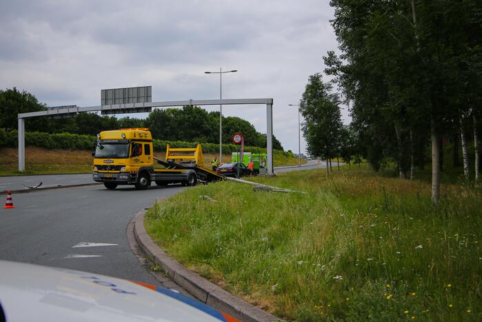 Auto vliegt uit de bocht en botst tegen lantaarnpaal