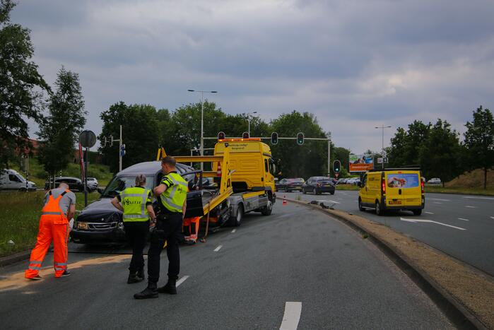 Auto vliegt uit de bocht en botst tegen lantaarnpaal