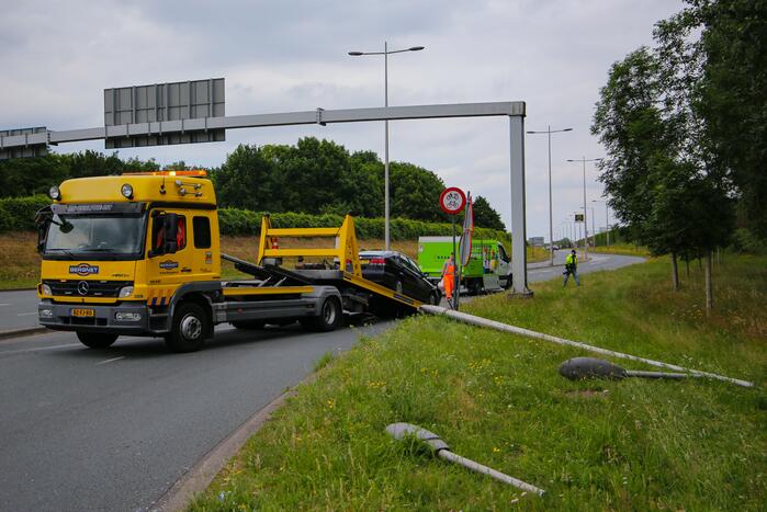 Auto vliegt uit de bocht en botst tegen lantaarnpaal