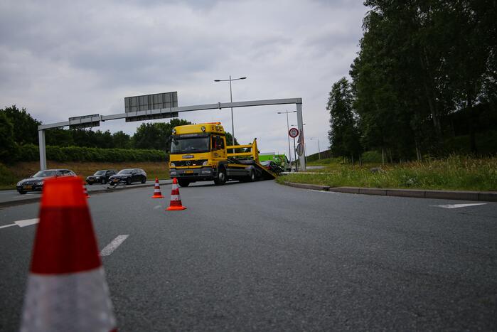 Auto vliegt uit de bocht en botst tegen lantaarnpaal
