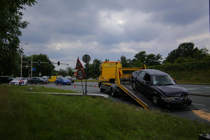 Auto vliegt uit de bocht en botst tegen lantaarnpaal