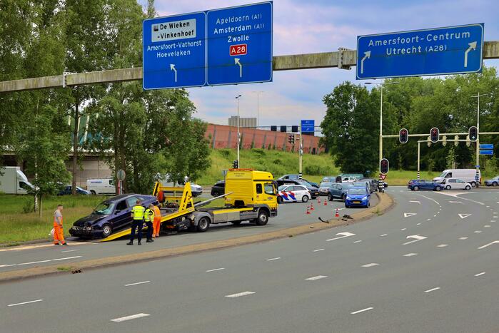 Auto vliegt uit de bocht en botst tegen lantaarnpaal
