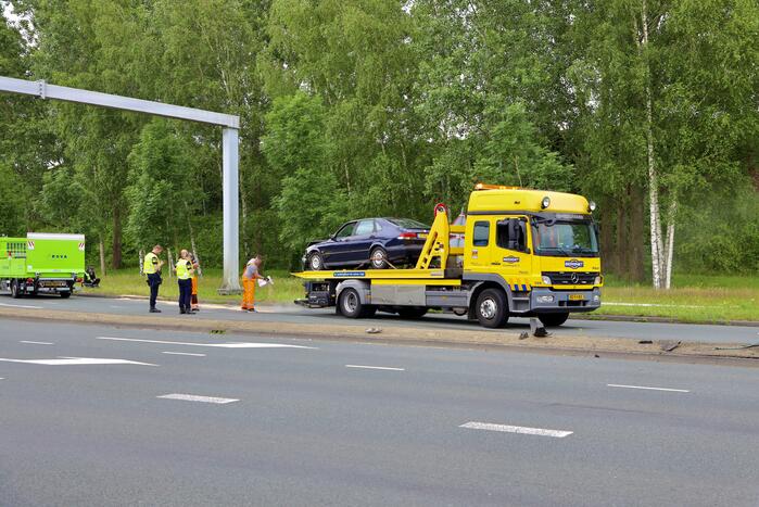 Auto vliegt uit de bocht en botst tegen lantaarnpaal