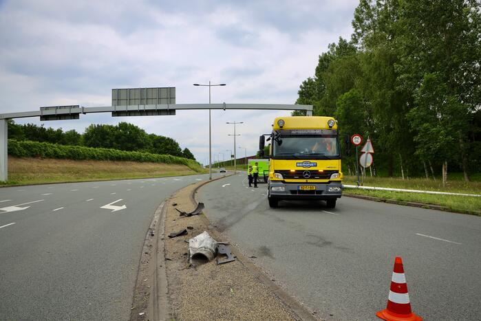 Auto vliegt uit de bocht en botst tegen lantaarnpaal