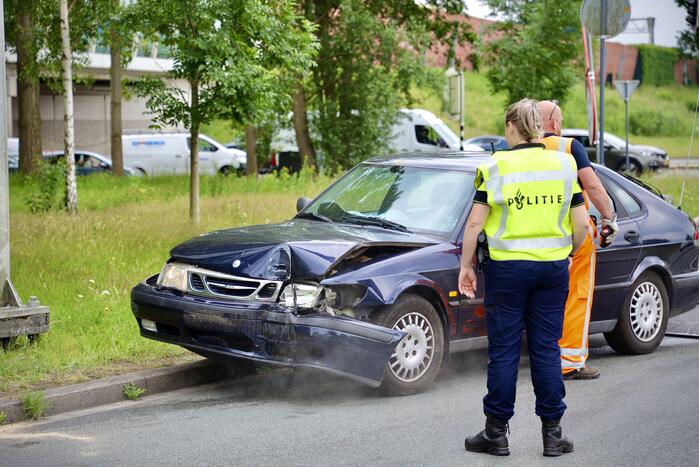 Auto vliegt uit de bocht en botst tegen lantaarnpaal