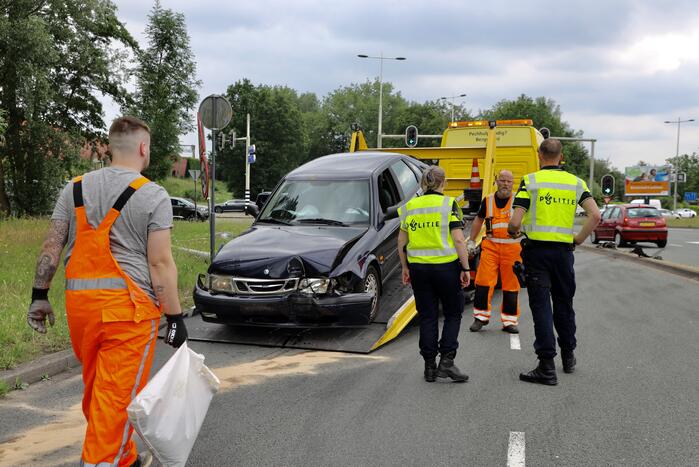 Auto vliegt uit de bocht en botst tegen lantaarnpaal