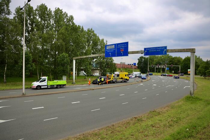 Auto vliegt uit de bocht en botst tegen lantaarnpaal