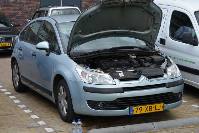 Beginnende autobrand geblust met fles water