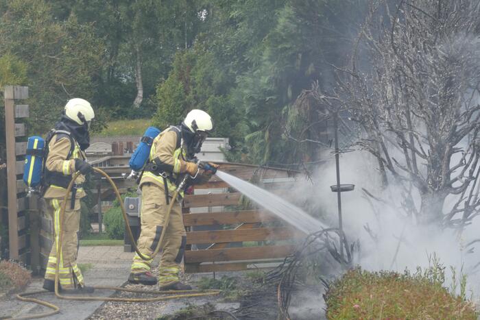 Stuk struiken gaan in vlammen op