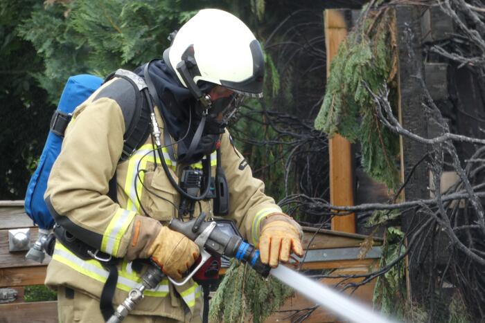 Stuk struiken gaan in vlammen op